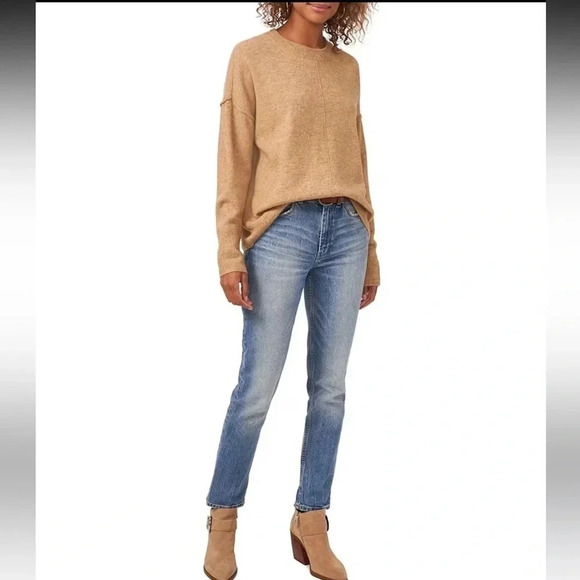 Vince Camuto Lightweight Extended Shoulder Center Seamed Sweater - Picture 2 of 3